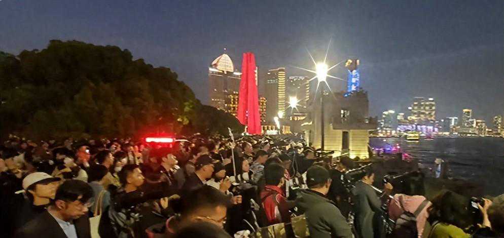 一夜"环金穿月"景致引爆人潮!上海外滩变身"摄影师阵地"喧哗震天!