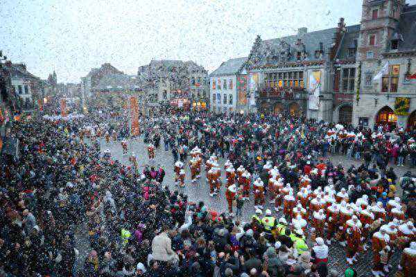 比利时班什狂欢节迎来高潮