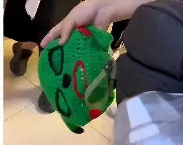 社死现场！路人递上奥特曼面具，只因女子手卡扭蛋机