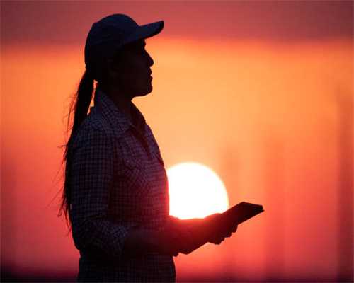 广西陆川一中学收取“趴桌费”？当地教育局回应